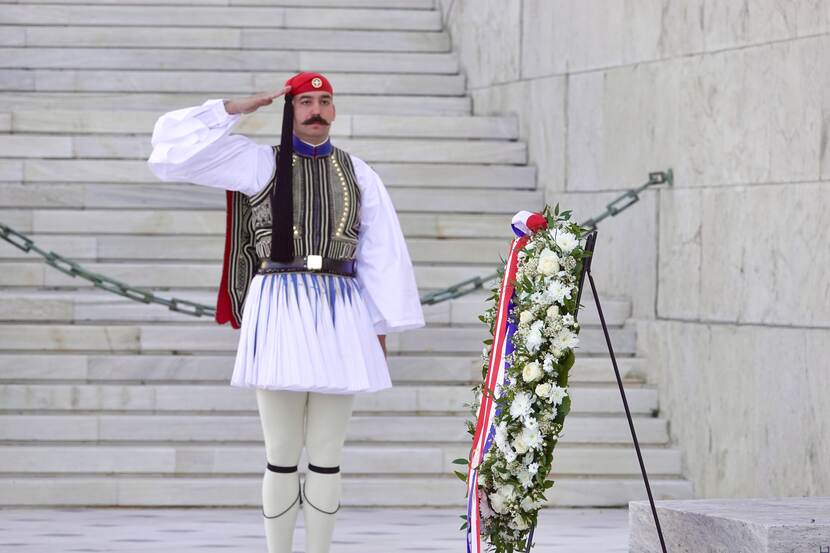 Kranslegging bij het monument van de onbekende soldaat op het Syntagmaplein in Athene