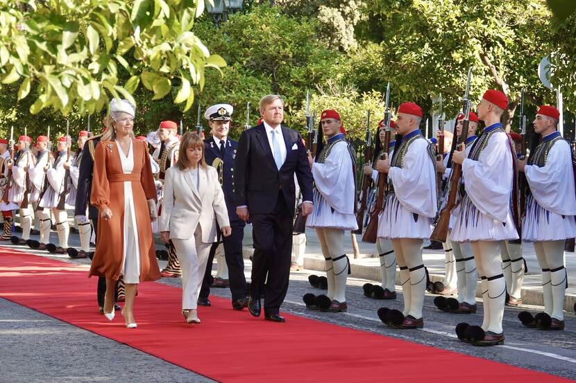 Koning Willem-Alexander en Koningin Máxima worden door president Katerina Sakellaropoulou van Griekenland ontvangen met een welkomstceremonie bij het Presidentieel Paleis.