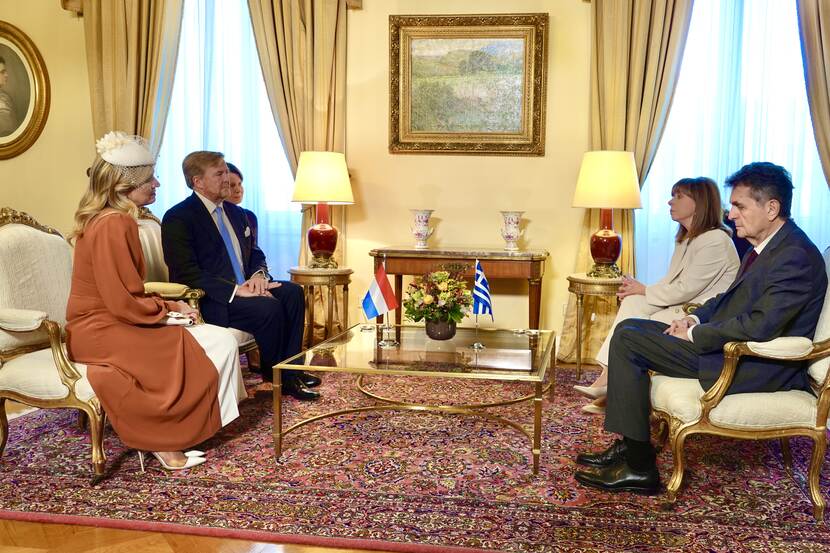Gesprek tussen Koning Willem-Alexander en president Katerina Sakellaropoulou van Griekenland en hun partners