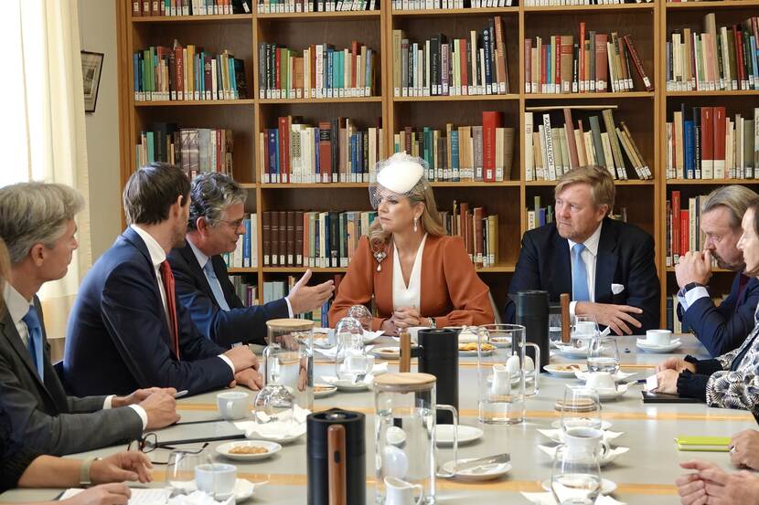 In het Nederlands Instituut in Athene spreken Koning Willem-Alexander en Koningin Máxima met de Griekse en Nederlandse Ombudsman