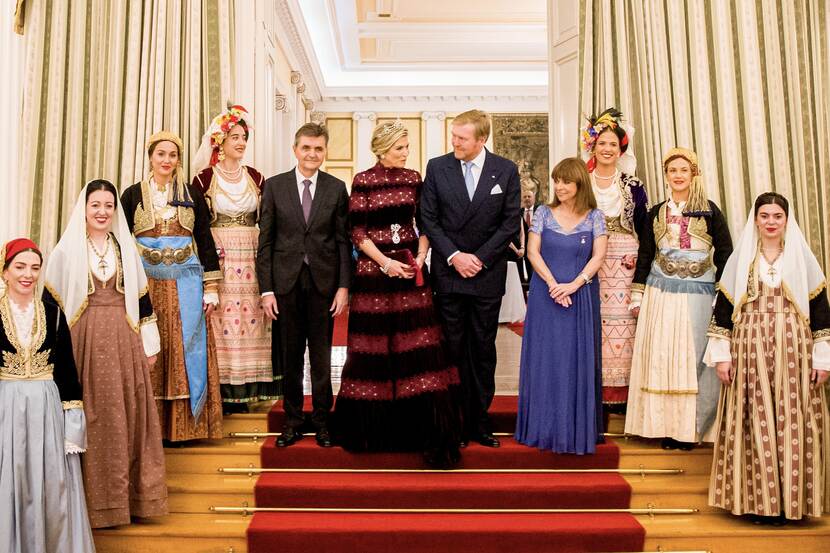 Koning Willem-Alexander, Koningin Máxima, president Katerina Sakellaropoulou van Griekenland en haar echtgenoot Pavlos Kotsonis bij het staatsbanket in het Presidentieel Paleis.