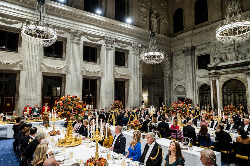 Koning Willem-Alexander houdt een toespraak tijdens het staatsbanket in het Koninklijk Paleis Amsterdam tijdens het bezoek van de president van Italië Sergio Mattarella