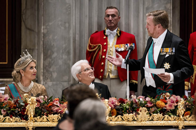 Koning Willem-Alexander houdt een toespraak tijdens het staatsbanket in het Koninklijk Paleis Amsterdam tijdens het bezoek van de president van Italië Sergio Mattarella