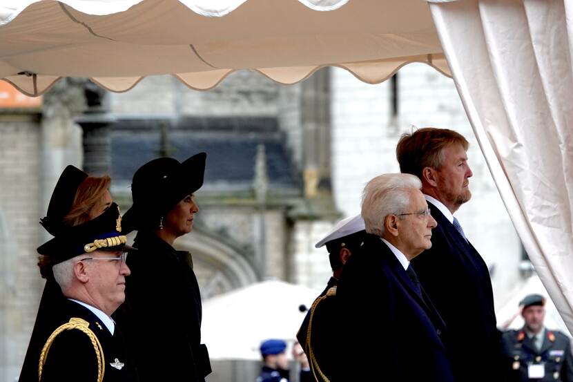 Koning Willem-Alexander en Koningin Máxima heten Italiaanse president Mattarella en zijn dochter welkom tijdens het staatsbezoek aan Nederland
