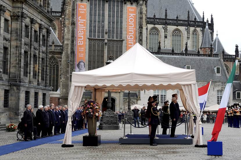 Koning Willem-Alexander en Koningin Máxima heten Italiaanse president Mattarella en zijn dochter welkom tijdens het staatsbezoek aan Nederland