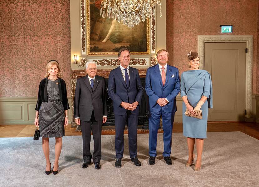 Minister-president Rutte biedt president Mattarella, zijn dochter Laura Mattarella, Koning Willem-Alexander en Koningin Máxima een regeringslunch aan