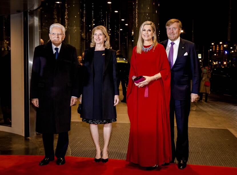 President Mattarella zijn dochter Laura Mattarella bieden Koning Willem-Alexander en Koningin Máxima een muzikale voorstelling aan in het Concertgebouw in Amsterdam