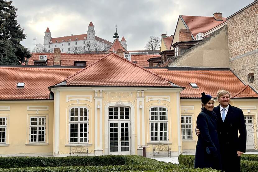 Koning Willem-Alexander en Koningin Máxima tuin universiteitsbibliotheek Bratislava