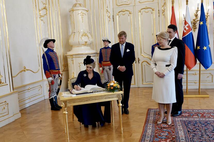 Koningin Máxima ondertekent gastenboek op Presidentieel Paleis Bratislava