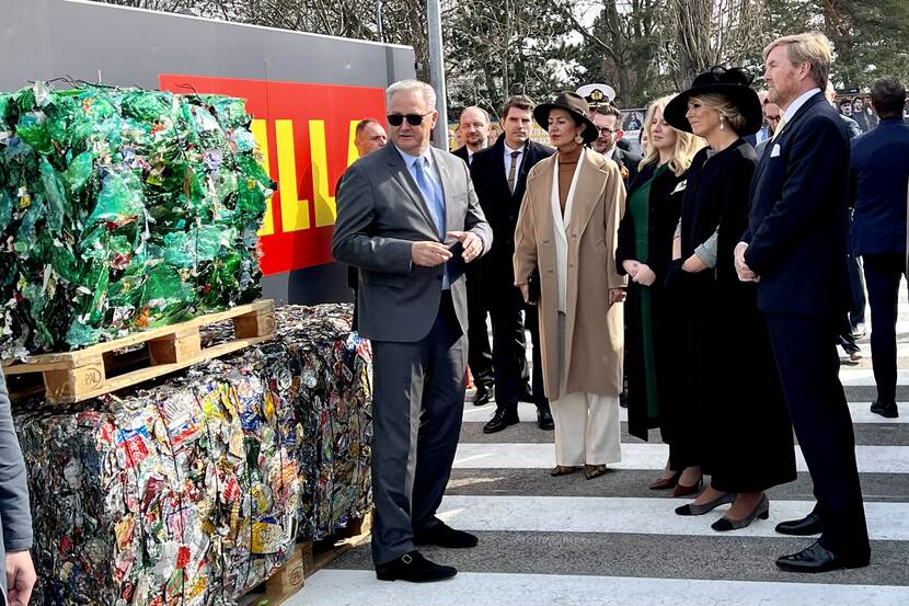 Koning Willem-Alexander en Koningin Máxima bij inzamelpunt voor PET-flessen Bratislava