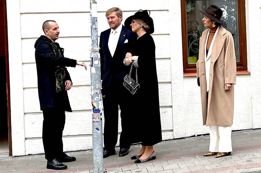 Koning Willem-Alexander en Koningin Máxima bij LHBTIQ+ café Tepláreň in Bratislava