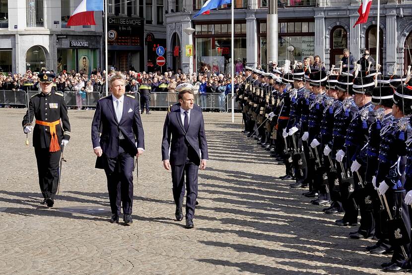 Koning Willem-Alexander en president Macron bij de inspectie van de erewacht bij Koninklijk Paleis Amsterdam