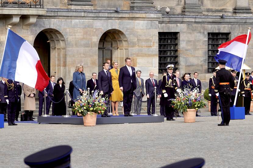 Koning Willem-Alexander, Koningin Máxima, president Macron en Brigitte Macron bij het Koninklijk Paleis Amsterdam