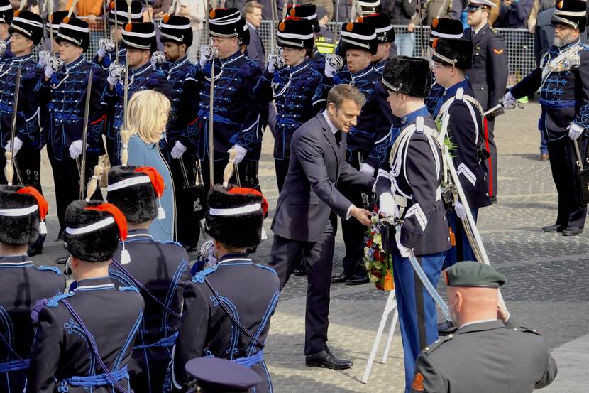 Kranslegging staatsbezoek president Macron Frankrijk