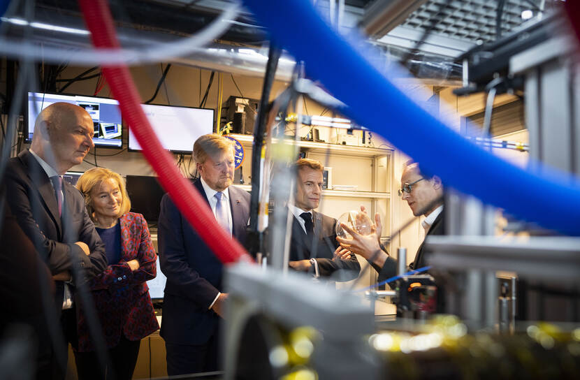 Koning Willem-Alexander en president Macron bij Quantum Gases & Quantum Information Lab van de Universiteit van Amsterdam