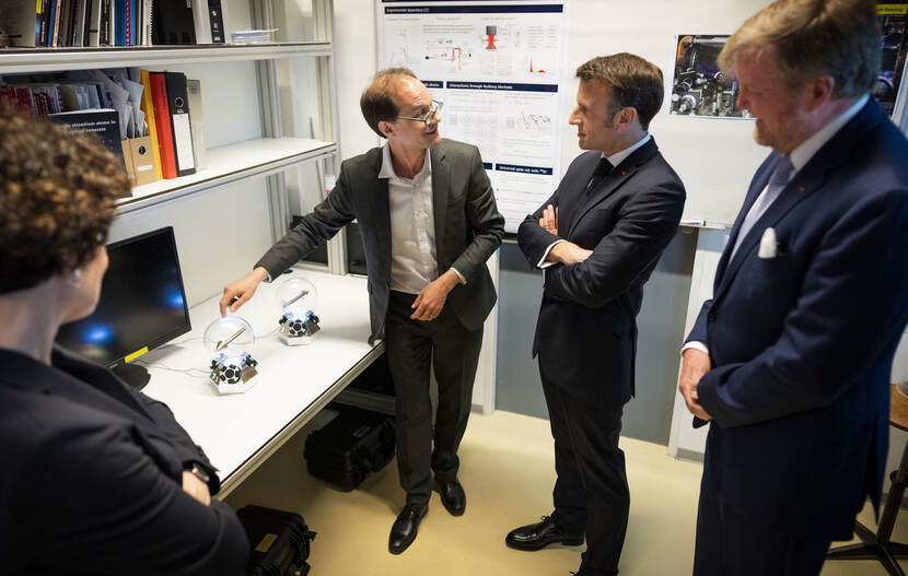 Koning Willem-Alexander en president Macron bij Quantum Gases & Quantum Information Lab van de Universiteit van Amsterdam