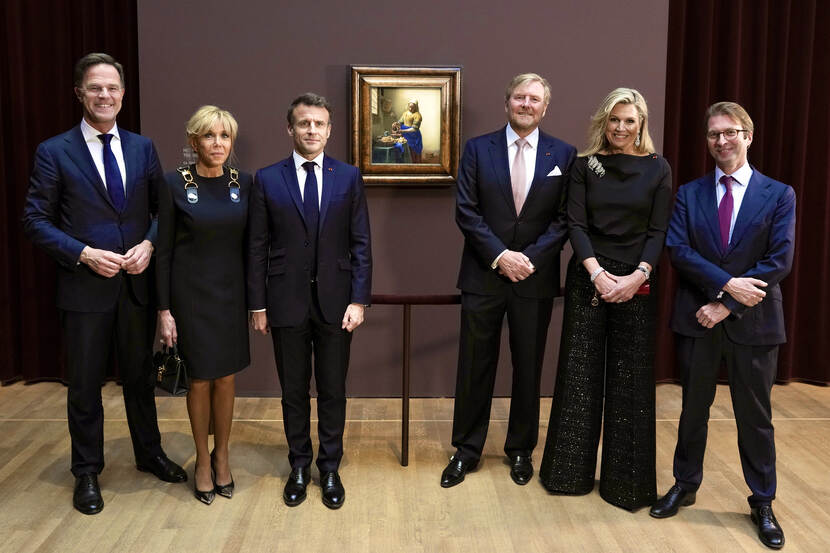 Koning Willem-Alexander, Koningin Máxima en president en mevrouw Macron bij tentoonstelling Vermeer in het Rijksmuseum