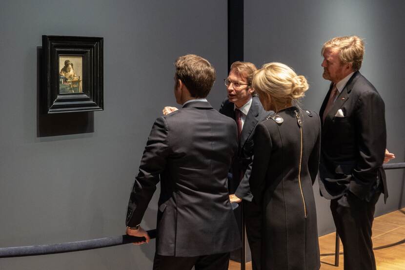 Koning Willem-Alexander, Koningin Máxima en president Macron bij tentoonstelling Vermeer in het Rijksmuseum
