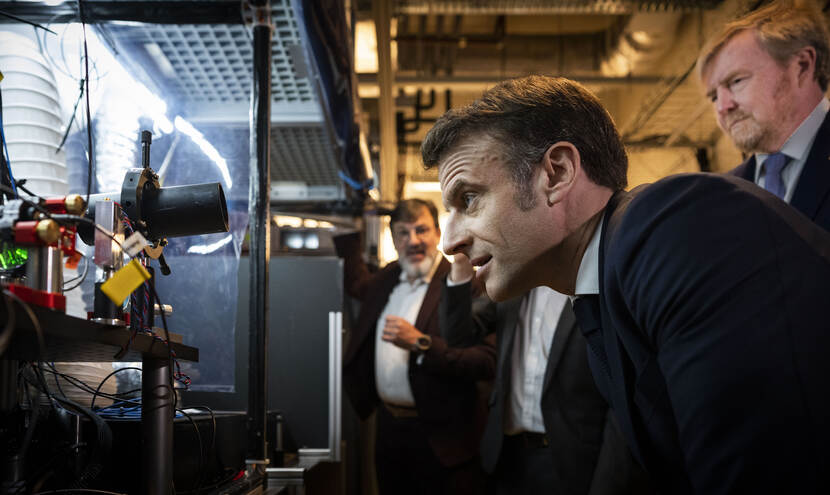 President Macron bij de Quantum Gases & Quantum Information Lab van de Universiteit van Amsterdam