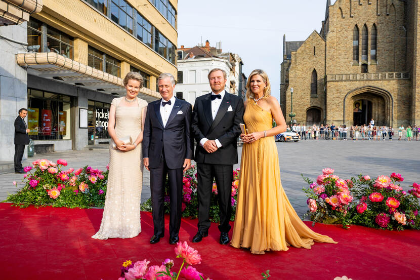 Koningin Mathilde, Koning Filip, Koning Willem-Alexander en Koningin Máxima poseren buiten bij cultuurhuis Flagey