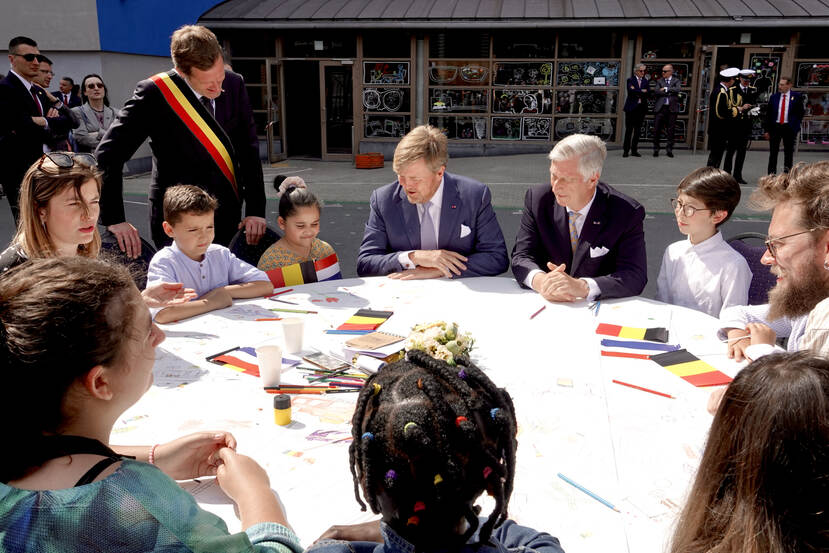 Koning Will-Alexander en Koning Filip aan tafel met kinderen