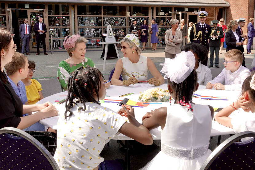 Koningin Mathilde en Koningin Máxima aan tafel met kinderen