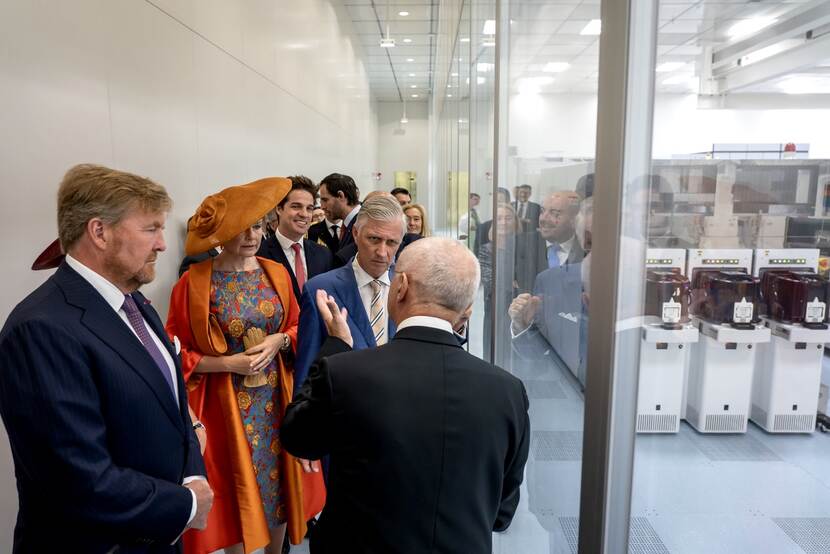 Koning Willem-Alexander en Koningin Máxima bezoeken Imec