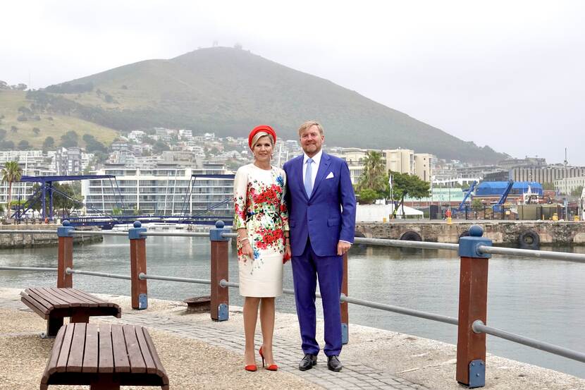 Koning Willem-Alexander en Koningin Máxima bij historische haven Kaapstad staatsbezoek