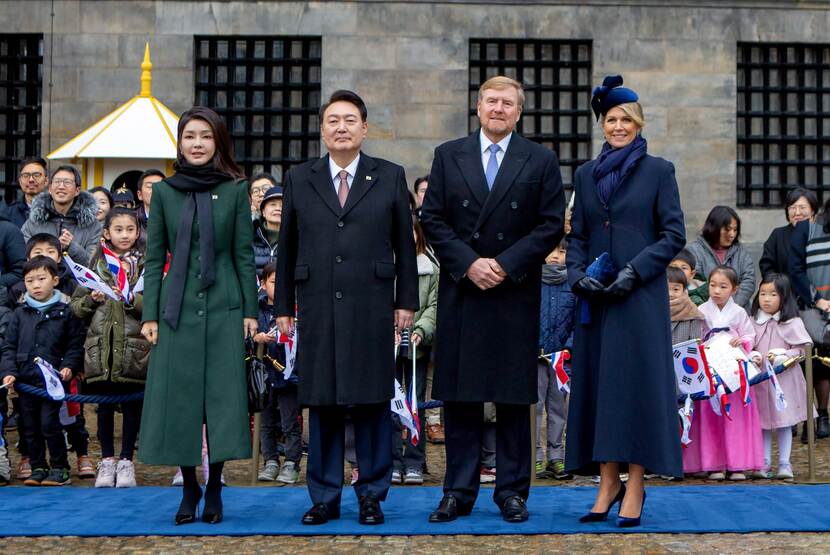 De Koning en Koningin Máxima heten de Koreaanse president Yoon Suk Yeol en zijn vrouw welkom