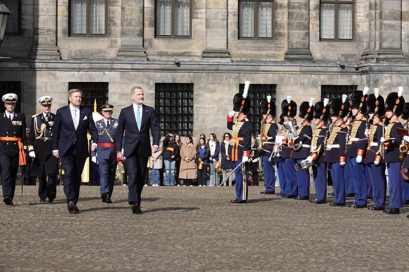Koning en Koning Felipe bij welkomstceremonie staatsbezoek Spanje