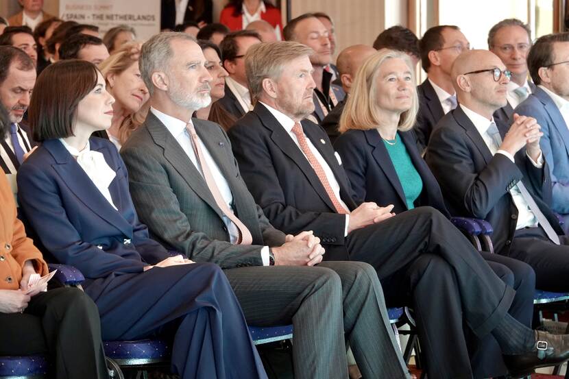Koning Willem-Alexander en Koning Felipe bij Business Forum tijdens staatsbezoek van Spanje