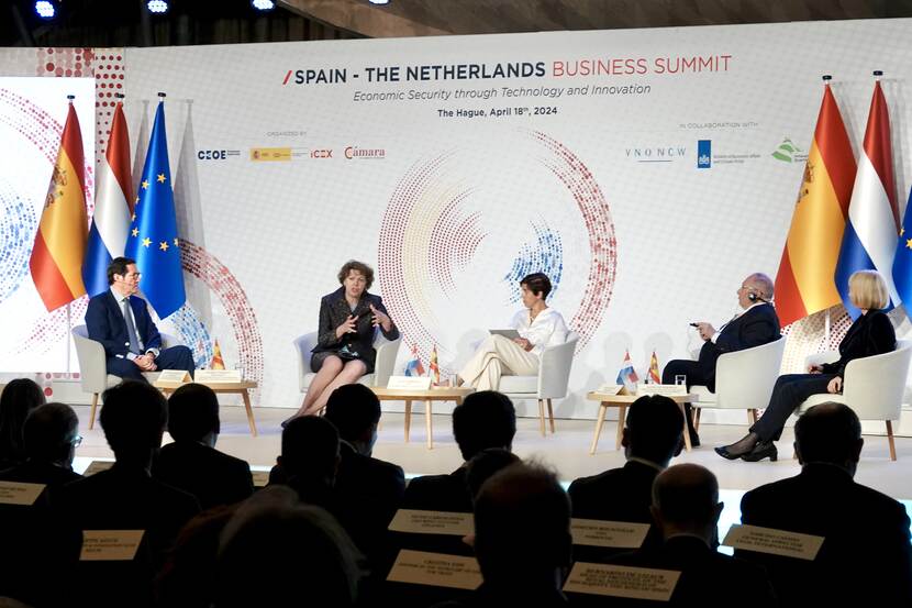 Koning Willem-Alexander en Koning Felipe bij Business Forum tijdens staatsbezoek van Spanje