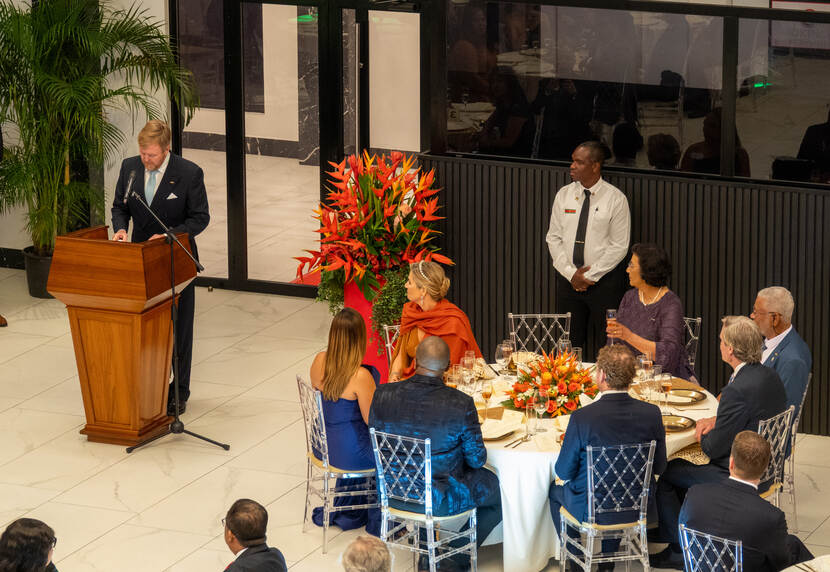 Koning Willem-Alexander en Koningin Máxima brengen een staatsbezoek aan Suriname
