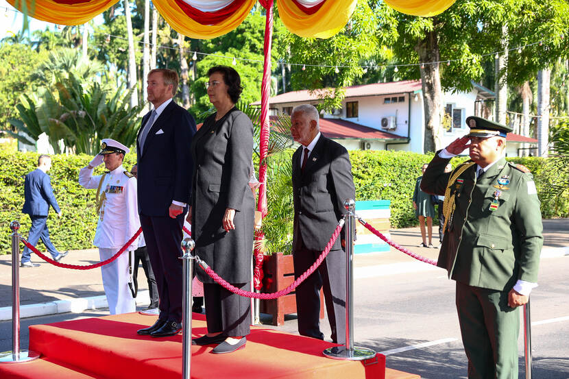 Koning Willem-Alexander en Koningin Máxima brengen een staatsbezoek aan Suriname