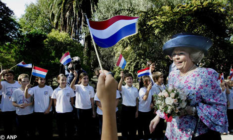 Tres Arroyos, 31 maart 2006: Koningin Beatrix loopt naar het Colegio Holandés, waar zij begroet wordt door kinderen uit de vijfde en zesde klas van de basisschool