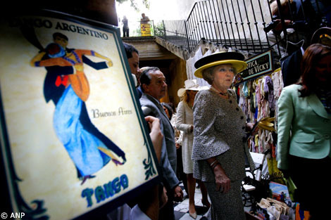 San Telmo, 31 maart 2006: De Koningin, de Prins van Oranje en Prinses Máxima bezoeken een bazaar