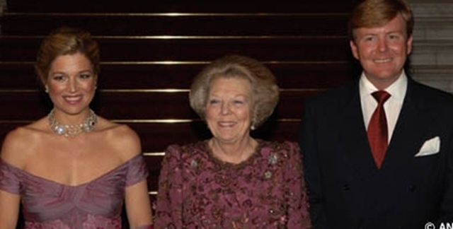 De Koningin, de Prins van Oranje en Prinses Máxima poseren voorafgaand aan de balletvoorstelling van Introdans in Teatro Colón