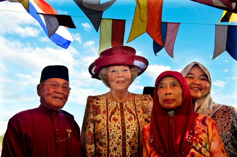 Bandar Seri Begawan, 21 januari 2013: de Koningin wordt verwelkomd door Pengarah Haji Mokti bin Mohammed Salleh (L), het dorpshoofd van het traditionele Waterdorp Tamoi Tengah, en zijn familie