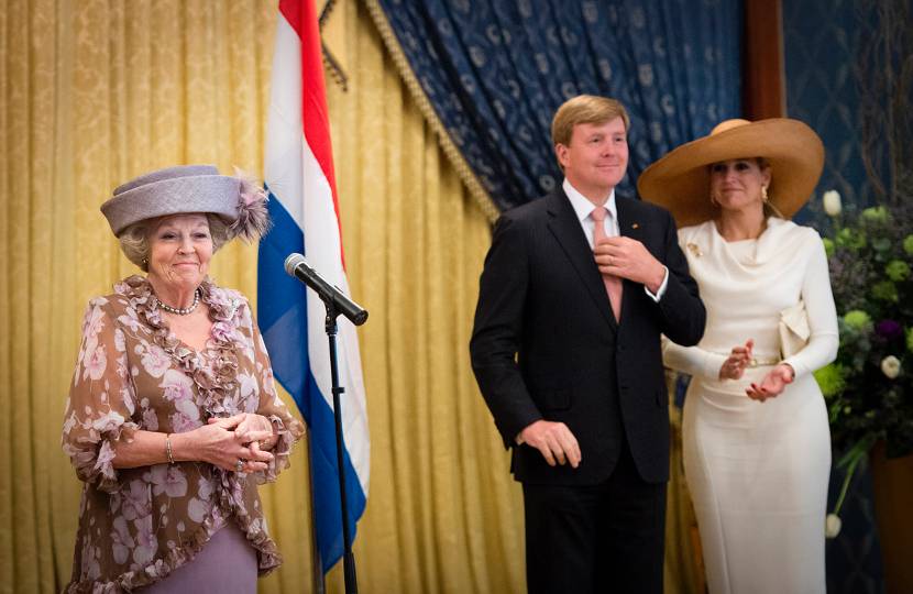 Bandar Seri Begawan, 22 januari 2012: de Koningin, de Prins van Oranje en Prinses Máxima tijdens de ontvangst van de Nederlandse gemeenschap