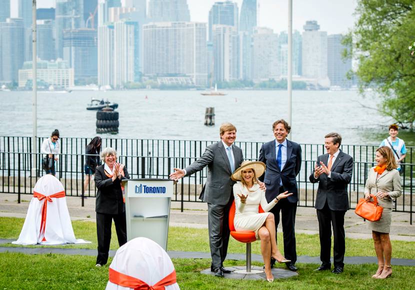 Koning Willem-Alexander en Koningin Máxima onhullen één van de zeven Tulpi-stoelen die zij aan de stad Toronto schenken.