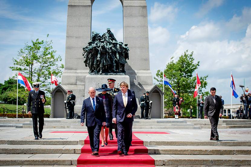 Koning Willem-Alexander en Koningin Máxima leggen een krans bij het National War Memorial in Ottawa