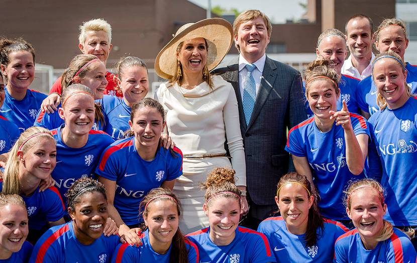 Koning Willem-Alexander en Koningin Máxima hebben een ontmoeting met het Nederlandse vrouwenvoetbalelftal