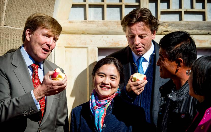 De Koning bezoekt samen met minister Koenders een appelteler in het dorp Gaoshishi