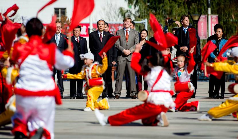 Koning Willem-Alexander woont een dansvoorstelling bij tijdens het staatsbezoek in China