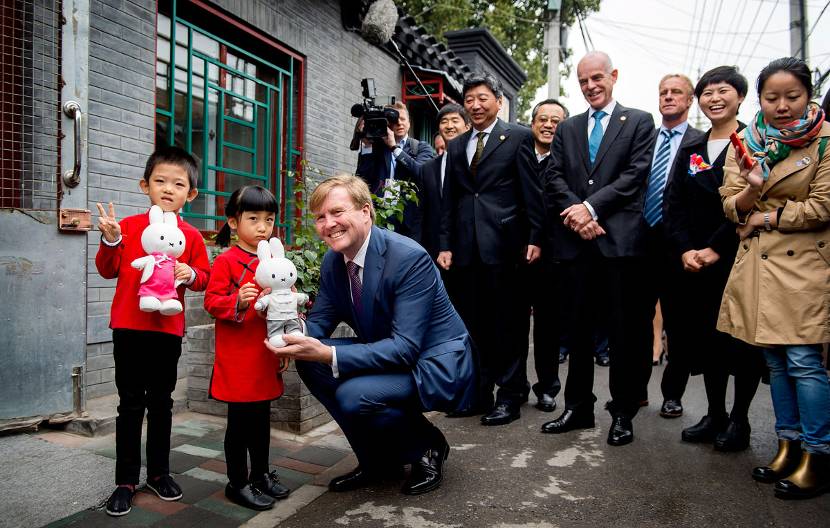 Koning Willem-Alexander wandelt door de hutong wijk Dashilar, een traditionele maar gerenoveerde wijk in Peking.
