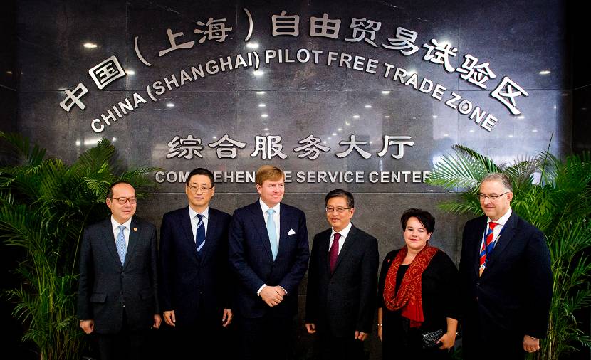 Koning Willem-Alexander woont een bijeenkomst bij in het registratiekantoor Free Trade Zone in Shanghai