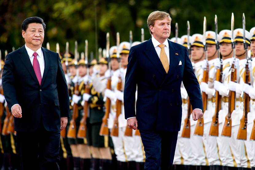 Koning Willem-Alexander inspecteert de erewacht tijdens het staatsbezoek aan China