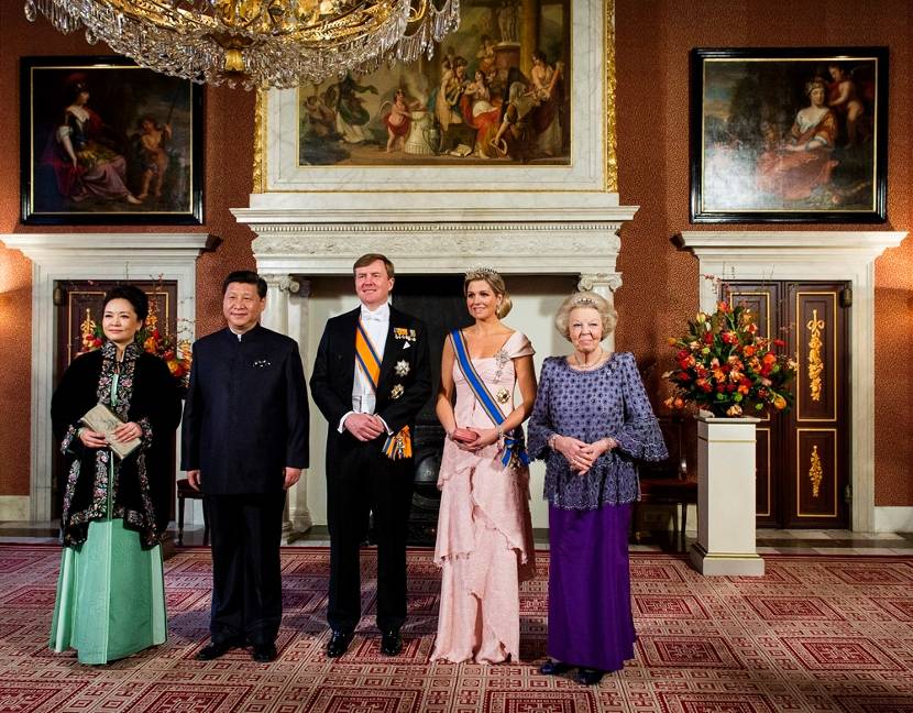 Mevrouw Peng Liyuan, de Chinese president Xi Jinping, Koning Willem-Alexander, Koningin Máxima en Prinses Beatrix in het Koninklijk Paleis Amsterdam