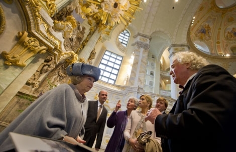 Dresden, 14 april 2011: de Koningin, de Prins van Oranje en Prinses Máxima krijgen in de Frauenkirche uitleg van de heer E. Burger (voormalig directeur restauratie Frauenkirche)