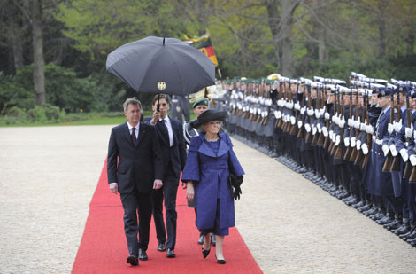 Berlijn, 12 april 2011: de Koningin en Bondspresident Wulff inspecteren bij Schloss Bellevue de erewacht